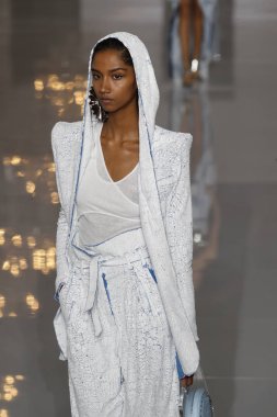 Paris, Fransa - 28 Eylül: Manken pist Balmain gösterisi sırasında Paris moda hafta kadın giyim ilkbahar/yaz 2019 kapsamında 28 Eylül 2018 Paris, Fransa'da yürür.