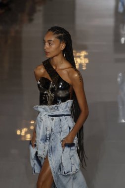 Paris, Fransa - 28 Eylül: Manken pist Balmain gösterisi sırasında Paris moda hafta kadın giyim ilkbahar/yaz 2019 kapsamında 28 Eylül 2018 Paris, Fransa'da yürür.