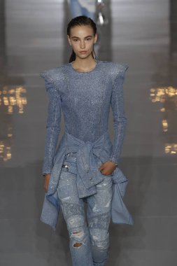 Paris, Fransa - 28 Eylül: Manken pist Balmain gösterisi sırasında Paris moda hafta kadın giyim ilkbahar/yaz 2019 kapsamında 28 Eylül 2018 Paris, Fransa'da yürür.