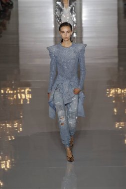 Paris, Fransa - 28 Eylül: Manken pist Balmain gösterisi sırasında Paris moda hafta kadın giyim ilkbahar/yaz 2019 kapsamında 28 Eylül 2018 Paris, Fransa'da yürür.