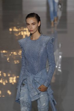Paris, Fransa - 28 Eylül: Manken pist Balmain gösterisi sırasında Paris moda hafta kadın giyim ilkbahar/yaz 2019 kapsamında 28 Eylül 2018 Paris, Fransa'da yürür.