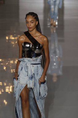 Paris, Fransa - 28 Eylül: Manken pist Balmain gösterisi sırasında Paris moda hafta kadın giyim ilkbahar/yaz 2019 kapsamında 28 Eylül 2018 Paris, Fransa'da yürür.