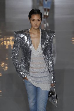 Paris, Fransa - 28 Eylül: Manken pist Balmain gösterisi sırasında Paris moda hafta kadın giyim ilkbahar/yaz 2019 kapsamında 28 Eylül 2018 Paris, Fransa'da yürür.