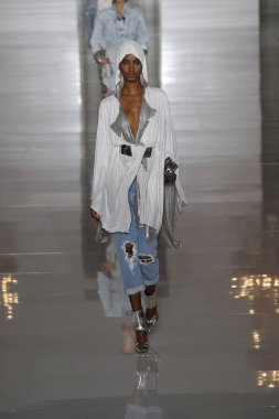 Paris, Fransa - 28 Eylül: Manken pist Balmain gösterisi sırasında Paris moda hafta kadın giyim ilkbahar/yaz 2019 kapsamında 28 Eylül 2018 Paris, Fransa'da yürür.