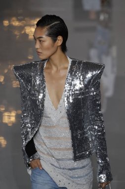 Paris, Fransa - 28 Eylül: Manken pist Balmain gösterisi sırasında Paris moda hafta kadın giyim ilkbahar/yaz 2019 kapsamında 28 Eylül 2018 Paris, Fransa'da yürür.