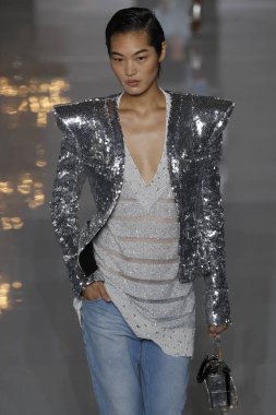 Paris, Fransa - 28 Eylül: Manken pist Balmain gösterisi sırasında Paris moda hafta kadın giyim ilkbahar/yaz 2019 kapsamında 28 Eylül 2018 Paris, Fransa'da yürür.