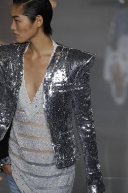 Paris, Fransa - 28 Eylül: Manken pist Balmain gösterisi sırasında Paris moda hafta kadın giyim ilkbahar/yaz 2019 kapsamında 28 Eylül 2018 Paris, Fransa'da yürür.