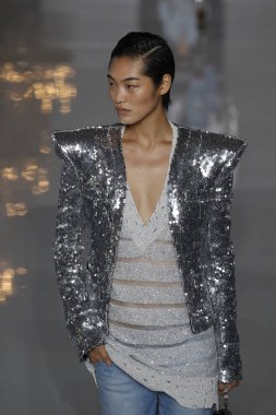 Paris, Fransa - 28 Eylül: Manken pist Balmain gösterisi sırasında Paris moda hafta kadın giyim ilkbahar/yaz 2019 kapsamında 28 Eylül 2018 Paris, Fransa'da yürür.