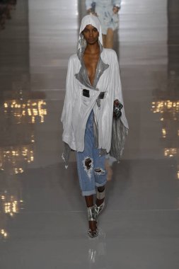 Paris, Fransa - 28 Eylül: Manken pist Balmain gösterisi sırasında Paris moda hafta kadın giyim ilkbahar/yaz 2019 kapsamında 28 Eylül 2018 Paris, Fransa'da yürür.