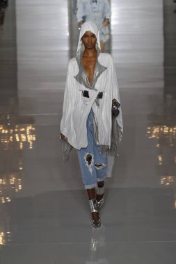 Paris, Fransa - 28 Eylül: Manken pist Balmain gösterisi sırasında Paris moda hafta kadın giyim ilkbahar/yaz 2019 kapsamında 28 Eylül 2018 Paris, Fransa'da yürür.