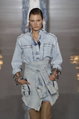 Paris, Fransa - 28 Eylül: Manken pist Balmain gösterisi sırasında Paris moda hafta kadın giyim ilkbahar/yaz 2019 kapsamında 28 Eylül 2018 Paris, Fransa'da yürür.
