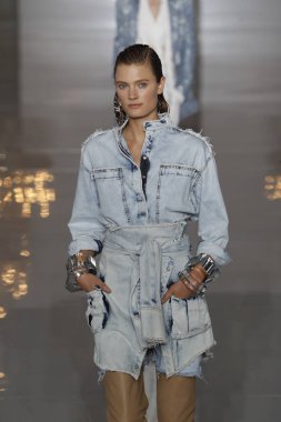 Paris, Fransa - 28 Eylül: Manken pist Balmain gösterisi sırasında Paris moda hafta kadın giyim ilkbahar/yaz 2019 kapsamında 28 Eylül 2018 Paris, Fransa'da yürür.