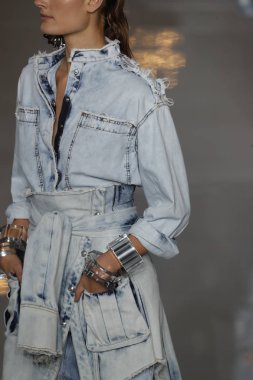 Paris, Fransa - 28 Eylül: Manken pist Balmain gösterisi sırasında Paris moda hafta kadın giyim ilkbahar/yaz 2019 kapsamında 28 Eylül 2018 Paris, Fransa'da yürür.