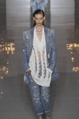 Paris, Fransa - 28 Eylül: Manken pist Balmain gösterisi sırasında Paris moda hafta kadın giyim ilkbahar/yaz 2019 kapsamında 28 Eylül 2018 Paris, Fransa'da yürür.
