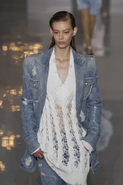 Paris, Fransa - 28 Eylül: Manken pist Balmain gösterisi sırasında Paris moda hafta kadın giyim ilkbahar/yaz 2019 kapsamında 28 Eylül 2018 Paris, Fransa'da yürür.