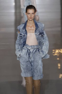 Paris, Fransa - 28 Eylül: Manken pist Balmain gösterisi sırasında Paris moda hafta kadın giyim ilkbahar/yaz 2019 kapsamında 28 Eylül 2018 Paris, Fransa'da yürür.