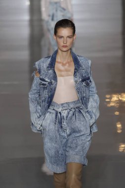 Paris, Fransa - 28 Eylül: Manken pist Balmain gösterisi sırasında Paris moda hafta kadın giyim ilkbahar/yaz 2019 kapsamında 28 Eylül 2018 Paris, Fransa'da yürür.