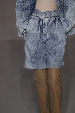 Paris, Fransa - 28 Eylül: Manken pist Balmain gösterisi sırasında Paris moda hafta kadın giyim ilkbahar/yaz 2019 kapsamında 28 Eylül 2018 Paris, Fransa'da yürür.