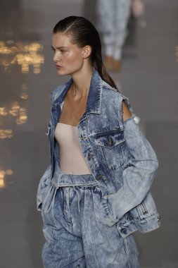 Paris, Fransa - 28 Eylül: Manken pist Balmain gösterisi sırasında Paris moda hafta kadın giyim ilkbahar/yaz 2019 kapsamında 28 Eylül 2018 Paris, Fransa'da yürür.