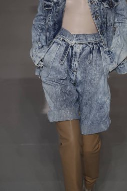 Paris, Fransa - 28 Eylül: Manken pist Balmain gösterisi sırasında Paris moda hafta kadın giyim ilkbahar/yaz 2019 kapsamında 28 Eylül 2018 Paris, Fransa'da yürür.