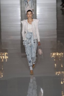 Paris, Fransa - 28 Eylül: Manken pist Balmain gösterisi sırasında Paris moda hafta kadın giyim ilkbahar/yaz 2019 kapsamında 28 Eylül 2018 Paris, Fransa'da yürür.