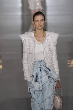 Paris, Fransa - 28 Eylül: Manken pist Balmain gösterisi sırasında Paris moda hafta kadın giyim ilkbahar/yaz 2019 kapsamında 28 Eylül 2018 Paris, Fransa'da yürür.