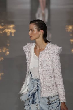 Paris, Fransa - 28 Eylül: Manken pist Balmain gösterisi sırasında Paris moda hafta kadın giyim ilkbahar/yaz 2019 kapsamında 28 Eylül 2018 Paris, Fransa'da yürür.