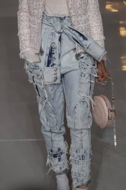 Paris, Fransa - 28 Eylül: Manken pist Balmain gösterisi sırasında Paris moda hafta kadın giyim ilkbahar/yaz 2019 kapsamında 28 Eylül 2018 Paris, Fransa'da yürür.