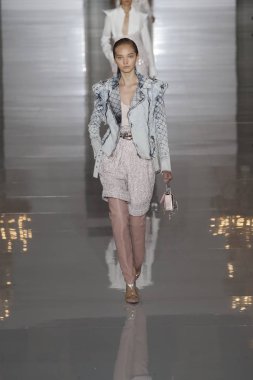 Paris, Fransa - 28 Eylül: Manken pist Balmain gösterisi sırasında Paris moda hafta kadın giyim ilkbahar/yaz 2019 kapsamında 28 Eylül 2018 Paris, Fransa'da yürür.