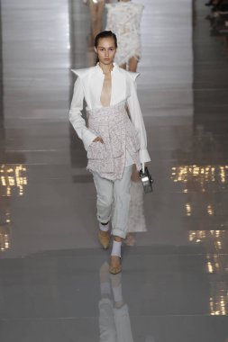 Paris, Fransa - 28 Eylül: Manken pist Balmain gösterisi sırasında Paris moda hafta kadın giyim ilkbahar/yaz 2019 kapsamında 28 Eylül 2018 Paris, Fransa'da yürür.