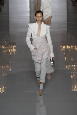Paris, Fransa - 28 Eylül: Manken pist Balmain gösterisi sırasında Paris moda hafta kadın giyim ilkbahar/yaz 2019 kapsamında 28 Eylül 2018 Paris, Fransa'da yürür.