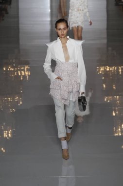 Paris, Fransa - 28 Eylül: Manken pist Balmain gösterisi sırasında Paris moda hafta kadın giyim ilkbahar/yaz 2019 kapsamında 28 Eylül 2018 Paris, Fransa'da yürür.