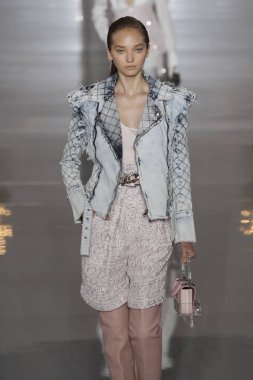 Paris, Fransa - 28 Eylül: Manken pist Balmain gösterisi sırasında Paris moda hafta kadın giyim ilkbahar/yaz 2019 kapsamında 28 Eylül 2018 Paris, Fransa'da yürür.