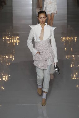 Paris, Fransa - 28 Eylül: Manken pist Balmain gösterisi sırasında Paris moda hafta kadın giyim ilkbahar/yaz 2019 kapsamında 28 Eylül 2018 Paris, Fransa'da yürür.