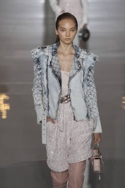 Paris, Fransa - 28 Eylül: Manken pist Balmain gösterisi sırasında Paris moda hafta kadın giyim ilkbahar/yaz 2019 kapsamında 28 Eylül 2018 Paris, Fransa'da yürür.