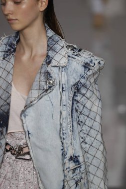 Paris, Fransa - 28 Eylül: Manken pist Balmain gösterisi sırasında Paris moda hafta kadın giyim ilkbahar/yaz 2019 kapsamında 28 Eylül 2018 Paris, Fransa'da yürür.