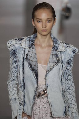 Paris, Fransa - 28 Eylül: Manken pist Balmain gösterisi sırasında Paris moda hafta kadın giyim ilkbahar/yaz 2019 kapsamında 28 Eylül 2018 Paris, Fransa'da yürür.