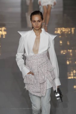 Paris, Fransa - 28 Eylül: Manken pist Balmain gösterisi sırasında Paris moda hafta kadın giyim ilkbahar/yaz 2019 kapsamında 28 Eylül 2018 Paris, Fransa'da yürür.