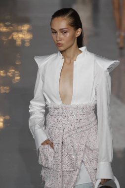 Paris, Fransa - 28 Eylül: Manken pist Balmain gösterisi sırasında Paris moda hafta kadın giyim ilkbahar/yaz 2019 kapsamında 28 Eylül 2018 Paris, Fransa'da yürür.