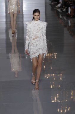 Paris, Fransa - 28 Eylül: Manken pist Balmain gösterisi sırasında Paris moda hafta kadın giyim ilkbahar/yaz 2019 kapsamında 28 Eylül 2018 Paris, Fransa'da yürür.