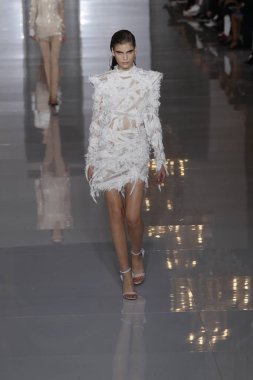 Paris, Fransa - 28 Eylül: Manken pist Balmain gösterisi sırasında Paris moda hafta kadın giyim ilkbahar/yaz 2019 kapsamında 28 Eylül 2018 Paris, Fransa'da yürür.