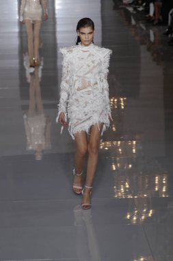 Paris, Fransa - 28 Eylül: Manken pist Balmain gösterisi sırasında Paris moda hafta kadın giyim ilkbahar/yaz 2019 kapsamında 28 Eylül 2018 Paris, Fransa'da yürür.