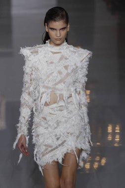 Paris, Fransa - 28 Eylül: Manken pist Balmain gösterisi sırasında Paris moda hafta kadın giyim ilkbahar/yaz 2019 kapsamında 28 Eylül 2018 Paris, Fransa'da yürür.