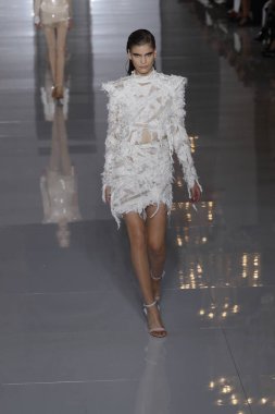 Paris, Fransa - 28 Eylül: Manken pist Balmain gösterisi sırasında Paris moda hafta kadın giyim ilkbahar/yaz 2019 kapsamında 28 Eylül 2018 Paris, Fransa'da yürür.