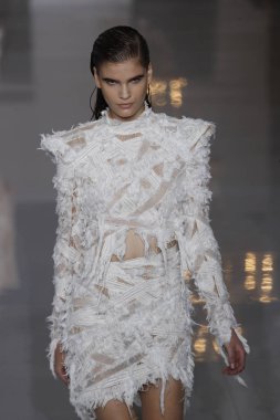 Paris, Fransa - 28 Eylül: Manken pist Balmain gösterisi sırasında Paris moda hafta kadın giyim ilkbahar/yaz 2019 kapsamında 28 Eylül 2018 Paris, Fransa'da yürür.