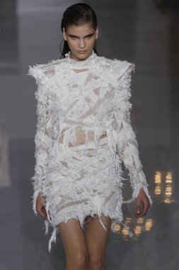 Paris, Fransa - 28 Eylül: Manken pist Balmain gösterisi sırasında Paris moda hafta kadın giyim ilkbahar/yaz 2019 kapsamında 28 Eylül 2018 Paris, Fransa'da yürür.
