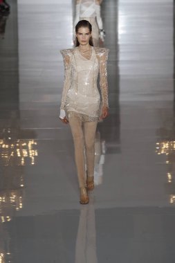 Paris, Fransa - 28 Eylül: Manken pist Balmain gösterisi sırasında Paris moda hafta kadın giyim ilkbahar/yaz 2019 kapsamında 28 Eylül 2018 Paris, Fransa'da yürür.