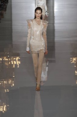 Paris, Fransa - 28 Eylül: Manken pist Balmain gösterisi sırasında Paris moda hafta kadın giyim ilkbahar/yaz 2019 kapsamında 28 Eylül 2018 Paris, Fransa'da yürür.