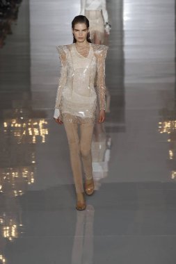 Paris, Fransa - 28 Eylül: Manken pist Balmain gösterisi sırasında Paris moda hafta kadın giyim ilkbahar/yaz 2019 kapsamında 28 Eylül 2018 Paris, Fransa'da yürür.