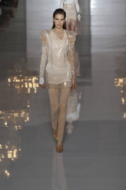 Paris, Fransa - 28 Eylül: Manken pist Balmain gösterisi sırasında Paris moda hafta kadın giyim ilkbahar/yaz 2019 kapsamında 28 Eylül 2018 Paris, Fransa'da yürür.